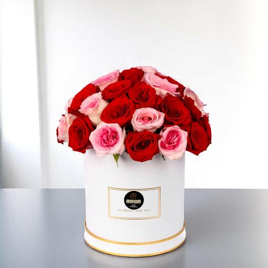 Коробка из 51 премиальных красных и розовых роз
