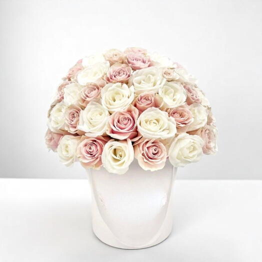 Roses crème et rose pâle dans une boîte blanche