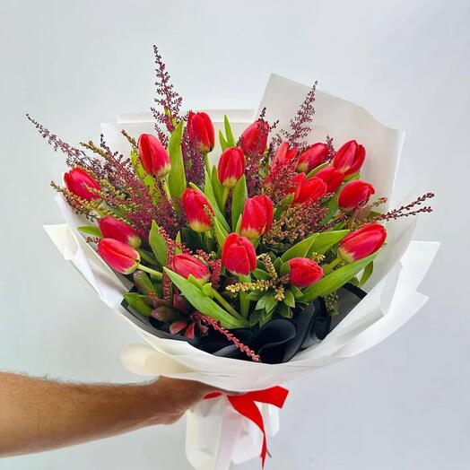 Букет красных тюльпанов