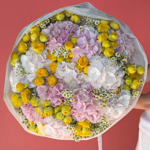 Lemon Blush: باقة كبيرة من ورود سبرَي صفراء، وهيدرانجيا وردية وبيضاء