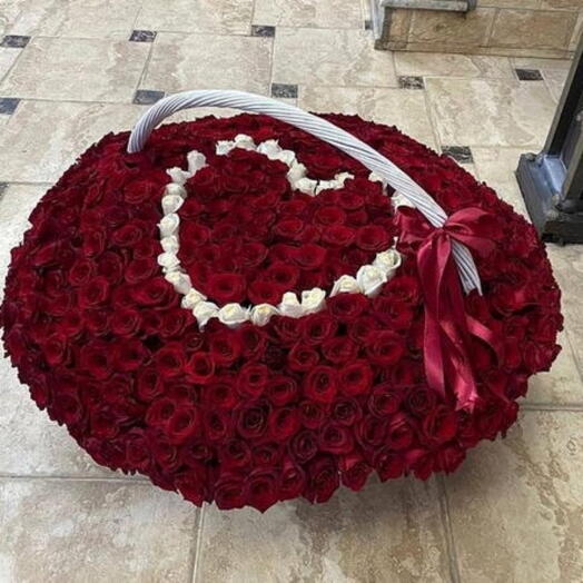 501 роза роскошная большая корзина в форме сердца для неё