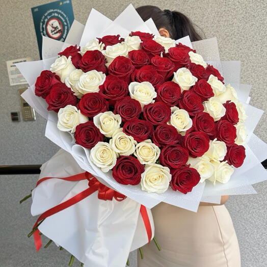 Ramo de 101 rosas blancas y rojas