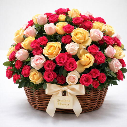 Фирменная подарочная корзина с разноцветными розами