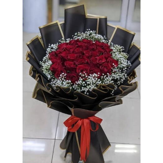 Букет из 40 красных роз с гипсофилой