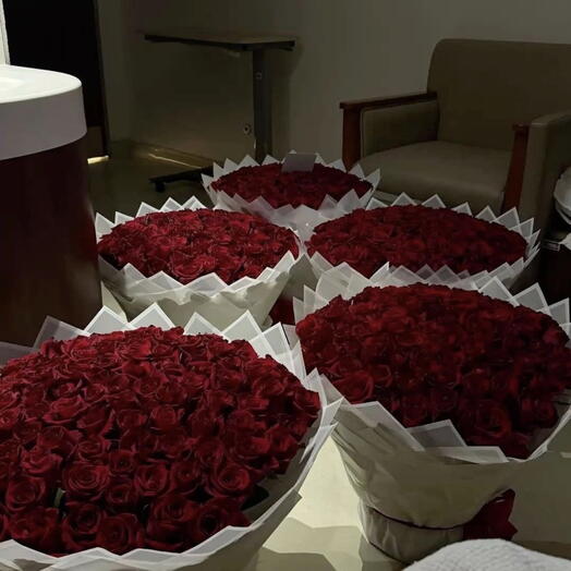 Роскошная композиция из 1000 красных роз