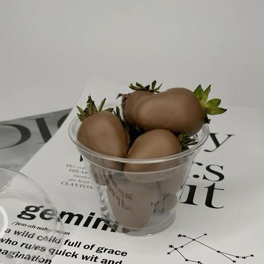 Strawberries in milk chocolate, catering, glass - 5 strawberries