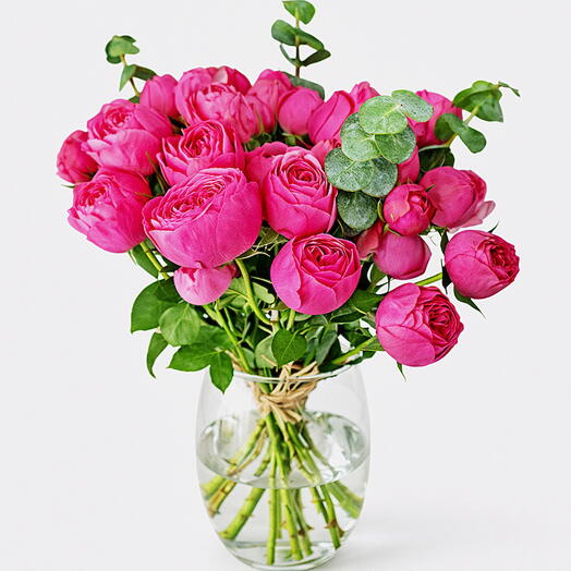 Pivoines roses premium et roses dans un vase en verre