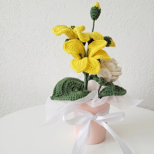 باقة زهور كروشيه يدوية الصنع تدوم طويلاً باللونين الأصفر والأبيض