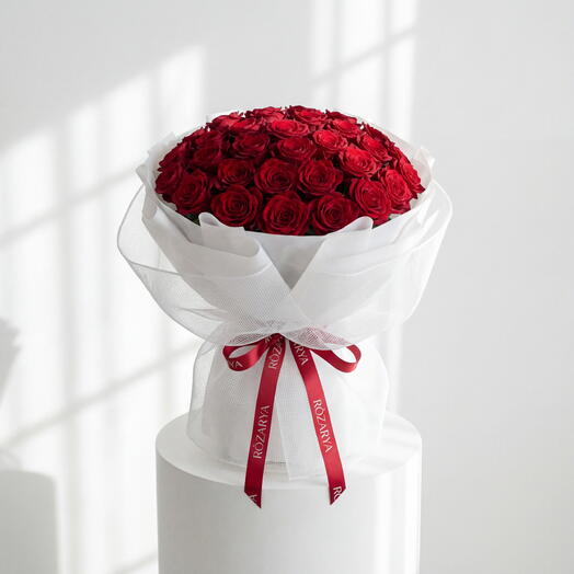 Роскошный купол из красных роз, средний