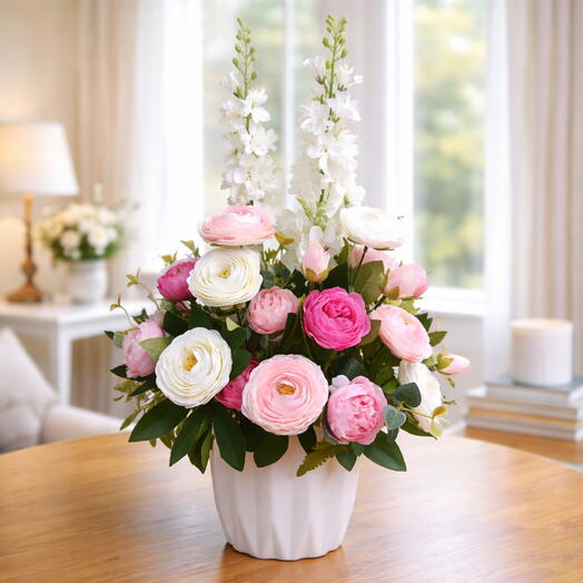 Розово-белая искусственная композиция из ранункулюсов в горшке