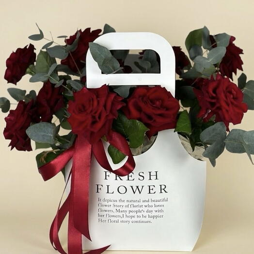 ورود حمراء في حامل ورقي مصمم-1109