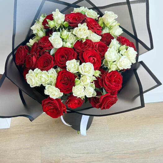 باقة مختلطة أنيقة من الورود الحمراء والبيضاء