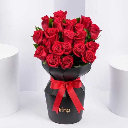 Susurros de rosas en terciopelo rojo