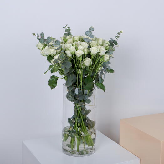 Цилиндр с белыми мини-розами