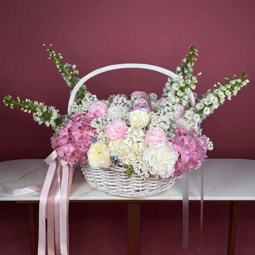Румяная безмятежность: корзина с гортензией, пионами, розами, сиренью и дельфиниумом