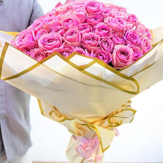 100 Pink Rose Bouquet – A Symphony of Grace and Admiration