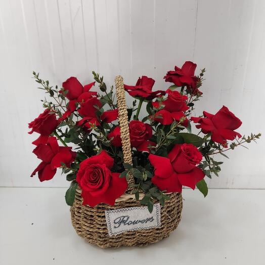 Розы в корзине