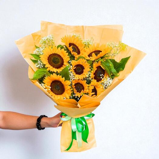 Ослепительное наслаждение – букет из подсолнухов и гипсофилы