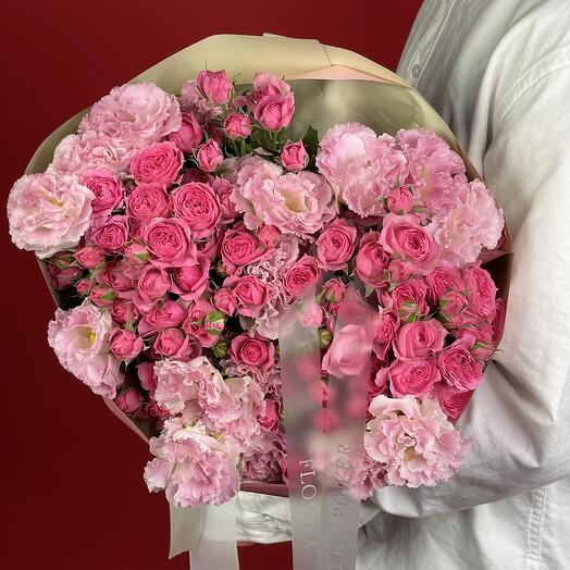 Фуксиновый всплеск: букет розовых роз и эустом