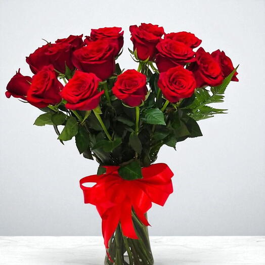 Love with Red Valentine:15 stems of red roses in a vase
