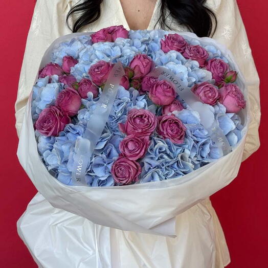 Вельветовый океан: Средний букет из синих гортензий и малиновых роз