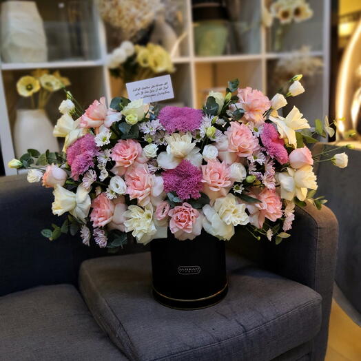 Смешанный розово-белый букет свежих цветов с коробкой