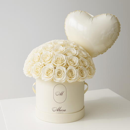 Великолепная _ роскошная белая роза с белым сердцем композиция в коробке с гелиевым шаром