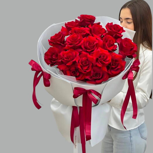 Аманда _ ко Дню святого Валентина роскошный букет из 35 красных роз с красным бантом