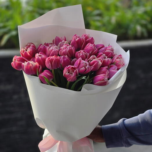 Букет из 39 розовых тюльпанов в белом