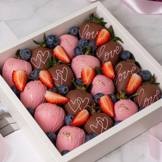 Романтическая ягодно-шоколадная подарочная коробка