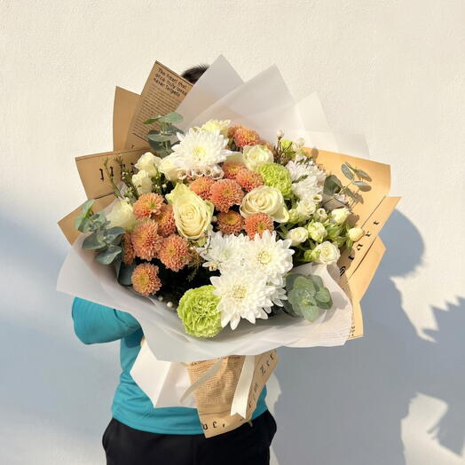 Sweet Glow Champagne Daisy Hand Bouquet