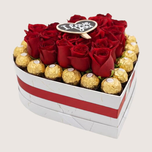Роскошная композиция из роз в форме сердца и конфет Ferrero (23x14,5 см) | Юбилей и день рождения, Абу-Даби