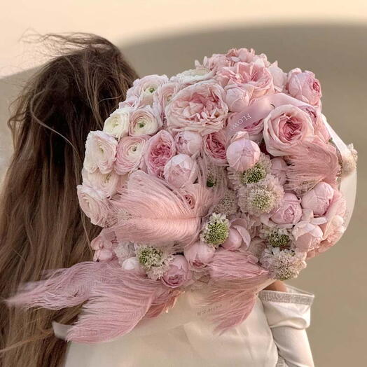 Розовый оазис: Большой букет из гортензий, роз и ранункулюсов