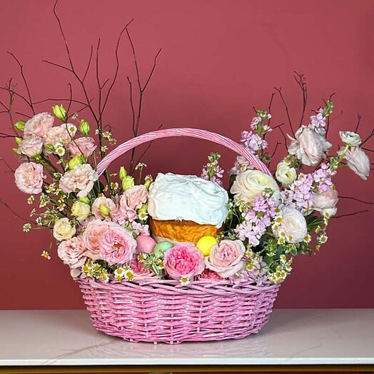 Розовая безмятежность: большая корзина с пасхальным куличом и цветами