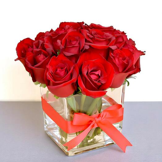 15 красных роз в вазе