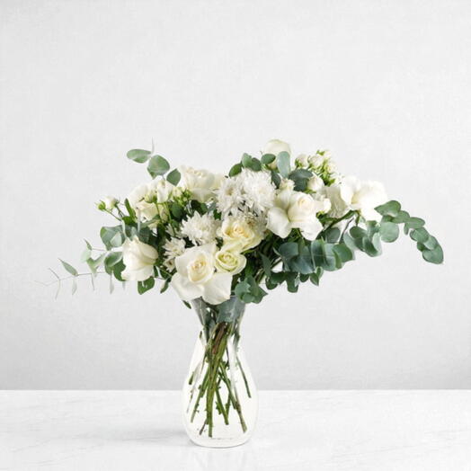 Весенние цветы в вазе