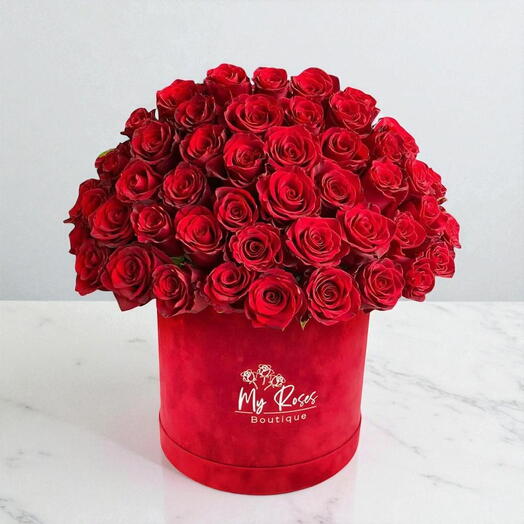 Коробка из красного бархата с 50 красными розами