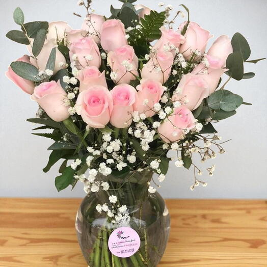 Романтика в жизни: 20 розовых роз в вазе