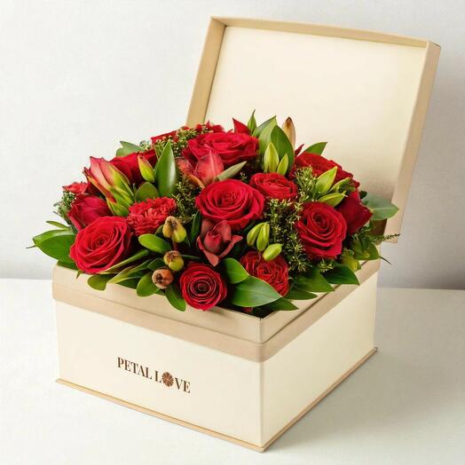 Романтичная красная цветочная коробка