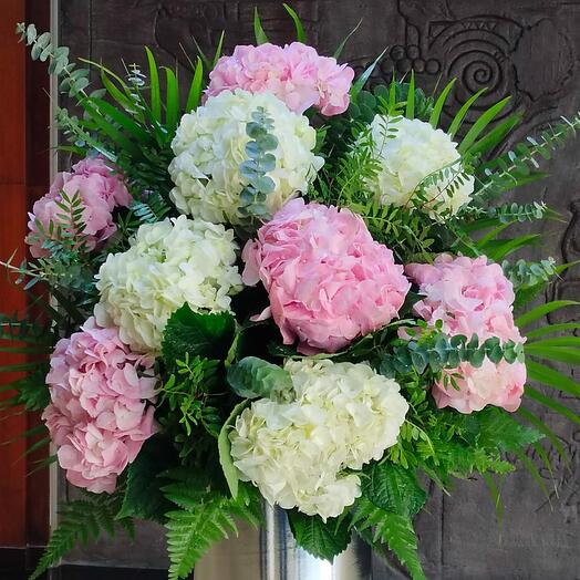 Коробка розово-белых гортензий;