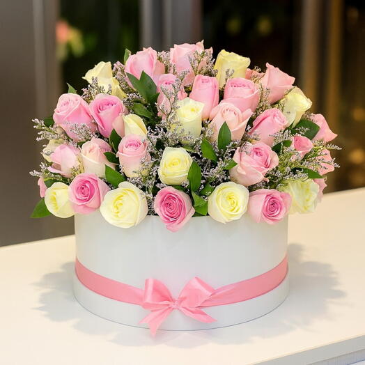 Caja de regalo con flores rosas