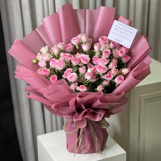 Букет из 49 кустовых роз нежно-розового цвета