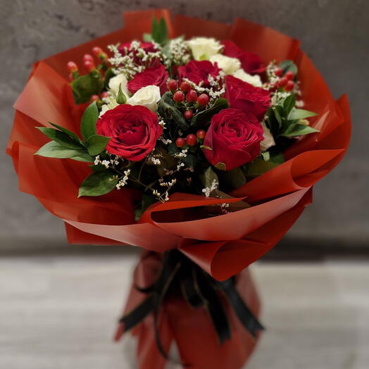 Валентинка в обёртке с оттенком красного