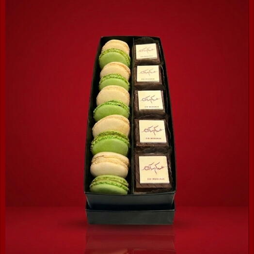 Подарочная коробка с макарунами и шоколадными конфетами с принтом