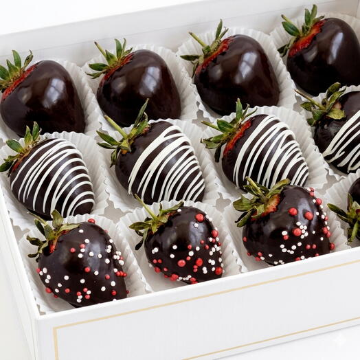 علبة هدايا من 12 قطعة فراولة مغطاة بالشوكولاتة المميزة