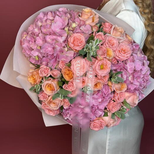 Royalty: Букет из светло-фиолетовой гортензии и персиковой кустовой розы