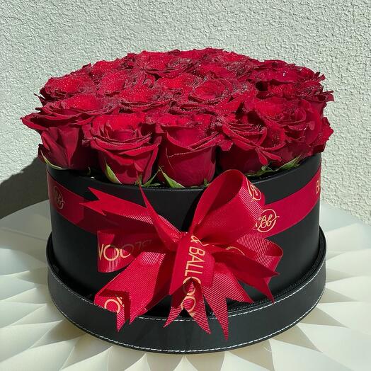 Caja de cuero negra con rosas