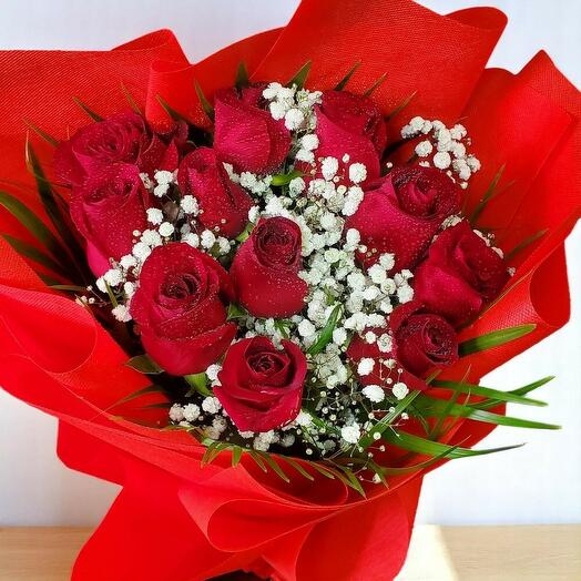 Roses rouges avec gypsophile