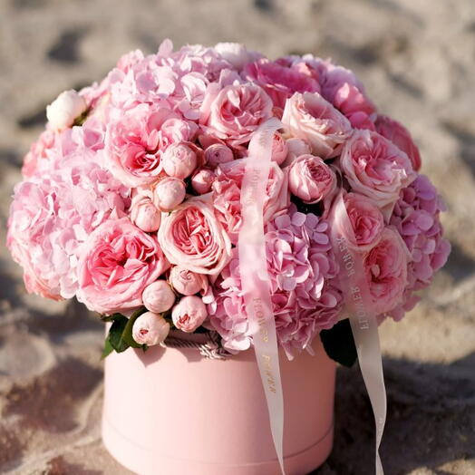 Весенняя фантазия: большая коробка с гортензией, розами и спрей-розами