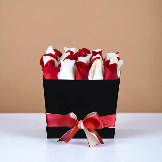 Коробка с красными и белыми розами